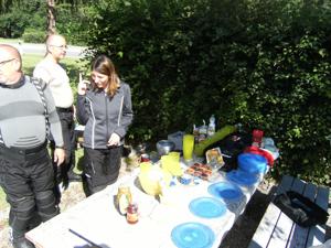 Picknickvorbereitungen auf der Tour